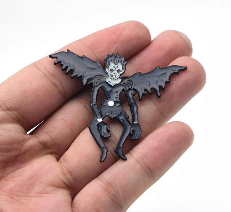 Death Note Ryuuku metal pin and brooches. - Adilsons